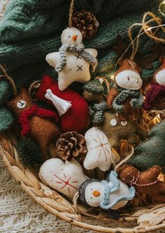 🕵🏻‍♀️ @𝑪𝒐𝒍𝒍𝒆𝑺𝒆𝒎𝒑𝒍𝒊𝒄𝒆 📌 𝑺𝒆𝒑𝒕𝒆𝒎𝒃𝒆𝒓 ϩ⊘ϩ५ #️⃣ 𝑫𝒆𝒔𝒊𝒐 Christmas Toys Handmade, Felt Christmas Toys, Christmas Tree Felt Ornaments, Felt Xmas Decorations, Felt Christmas Tree Ornaments, Toys Aesthetic, Handmade Christmas Presents, Architect Studio