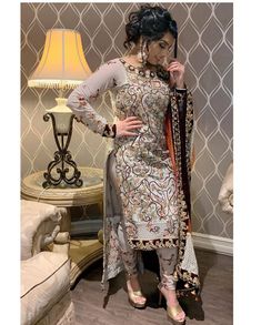 Fashion Forward Eid: The Most Beautiful and Trendsetting Dresses Mehndi Dress For Bride, Party Wears, Dresses Couture, Pakistan Dress, Suits Punjabi, Ear Pin, Eid Outfits, New Blouse Designs