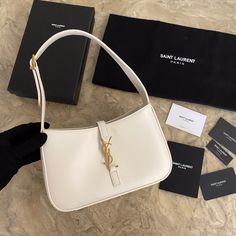 2021 Spring and Summer Show YSL’s new armpit bag has a minimalist shape and logo. It is simple and beautiful. The advanced opening and closing is a buckle design with a half-open method.

The size is 23x16x6.5cm. Ysl White Bag, Large Leather Bag, Armpit Bag, Lv Purse, Small Leather Bag, Lv Shoes, Medium Handbags, Women's Bags By Style, Saint Laurent Paris