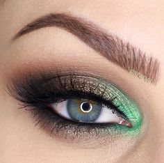 Metallic Smokey Eye, Green Makeup, Beautiful Eye Makeup, Green Eyeshadow, How To Apply Eyeliner, Stunning Eyes, Eye Makeup Tips, Gorgeous Eyes, Makeup For Green Eyes