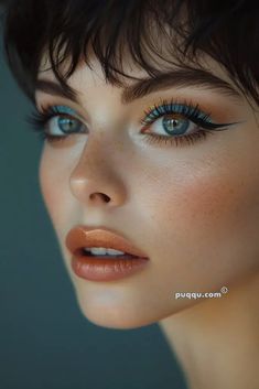 Blue Eyeshadow Looks: Mastering Shades of Sapphire and Sky - Puqqu Arabic Eye Makeup, Blue Eyeshadow Makeup, Pure Makeup, Korean Makeup Tips, Blue Eyeshadow Looks, Pretty Eye Makeup, Face Charts, Make Up Tutorials, Eye Makeup Pictures