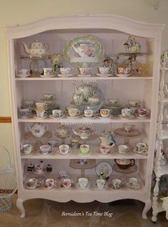 Vintage Tea Cups Display, Tea Room Decor, Tea Cup Display, Muebles Shabby Chic, طقم شاي, Tea Display, Shabby Chic Tea, Tea Cup Collection, Teacups And Saucers