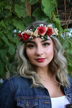 Wine corks on twine halo, made from real used corks!Ties in the back with black ribbon.Perfect for bachelorette parties and birthdays.**Cork and flowers positions might vary on the headband!Tons of more colorful headpieces in stock at:https://www.etsy.com/shop/LoveCarolineO?section_id=15016693 Wine Cork Crown, Cork Crown, Watermelon Costume, Wine Diy, Make A Crown, Wine Cork Ornaments, Wine Glass Candle, Wine Cork Art, Birthday Tiara