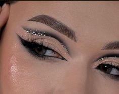 Black Smokey Eye With Gems, White Glitter Eyeshadow Looks, Silver Glitter Makeup Looks, Smoky Eyeliner Look, Makeup Ojos, Angel Makeup, Rave Makeup