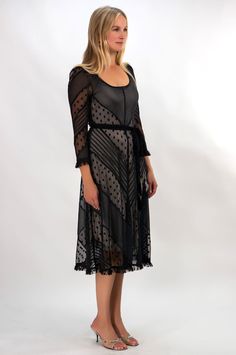 Impresionante vestido transparente de inspiración vintage.

 Confeccionados con varias telas.

 Construcción de calidad tradicional

 Cinturón con borlas y ribete de volantes.




 Dale estilo



 Para cualquier ocasión que quieras impresionar

 Úselo sobre ropa interior negra.

 Úselo con una combinación para una apariencia más modesta. Bohemian Fitted Dress With Sheer Sleeves, Fitted Bohemian Dress With Sheer Sleeves, Vintage Fitted Dress With Fringe, Fitted Vintage Dresses With Fringe, Bohemian Party Dress With Sheer Sleeves, Vintage Lace Dresses With Sheer Sleeves, Vintage Lace Dress With Sheer Sleeves, Vintage Dress With Sheer Lace Sleeves