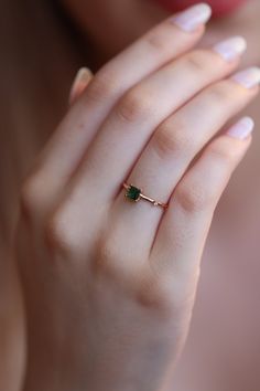 "14k & 18k Natural Emerald Ring / Genuine Emerald Ring Available in Gold, Rose Gold and White Gold / May Birthstone ❥ ITEM DETAILS ---> Gold Color of Choice : Yellow Gold, Rose Gold, White Gold ---> Material : 14k ( 585 ) or 18k ( 750 ) Real Gold. It is Not Gold Filled or Gold Plated ---> Made to order ---> Band Thickness : 1.30 mm ---> Band Width : 1.50 mm ---> Number of Stones: 4x4 MM Size 1 Princess Shape Emerald , 1 Diamond ---> Total Carat : 0.30ct Emerald and 0.01c Simple Gold Ring With Stone, Gold Ring Design For Engagement, Ring Designs Emerald, Emerald Rings Simple, Real Stone Jewellery, Emerald Ring Dainty, Green Gem Rings, Ring Stone Design, Rings With Green Stones