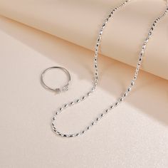 Il design di questa collana cattura l'essenza del glamour sobrio, con curve morbide e superfici lucide che aggiungono un tocco di raffinatezza per un'estetica sottile ma di grande impatto. Le perle a goccia sono disposte in una sequenza armoniosa, creando una silhouette morbida ed elegante che drappeggia delicatamente attorno alla scollatura. Understated Glamour, Teardrop Beads, Layered Jewelry, Silver Plated Jewelry, Cz Ring, Shop Engagement Rings, Ring Size Guide, Real Diamonds, Shop Necklaces