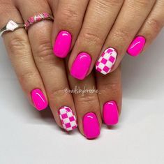 Unghie Rosa: 25 Inspo Da Non Perdere Per Il 2024 - MyBeautik Neon Pink Nails Art, Bright Neon Nails, Neon Pink Nail, Neon Coral Nails, Bright Pink Nails, Neon Pink Nails, Chevron Nails