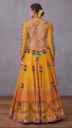 Choli Blouse Design Models, Wedding Garba Outfit, Embroidery Lehenga Designs, Yellow Blouse Design, Navratri Blouse Designs, Torani Designer, Garba Lehenga, Garba Outfit, Garba Dress