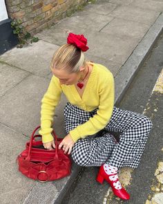 Pop Outfit Ideas, Fashion Girlies, Playful Outfits For Women, Outfit Cute, Bold Style, Style Clothes, Casual Fall Outfit, Funky Aesthetic Outfits, Trousers Outfit