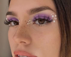 Outrageous Makeup Looks, Purple Makeup Looks For Prom, Ariel Makeup Look, Euphoria Party Looks, Euforia Makeup, Euphoria Eye Makeup, Make Euphoria, Outfits Euphoria, Euphoria Party