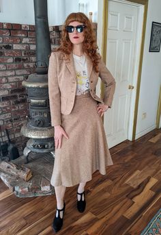 Gorgeous classic tweed two-piece suit, 1960s vintage. Features a beige mottled wool, matching satin lining, blazer style jacket with small front pockets and plastic 'tortoise' buttons, sweeping A-line skirt with high waist and side zipper closure,  and lots of elegant retro preppy glamour... Perfect retro formal wear with an ascot blouse and heels, but also looks lovely dressed down with a vintage tee and loafers...;) Brand : Suits Galore 100% pure wool Labeled size 6 B All measurements taken wi Spring Fitted Tweed Jacket With Suit Collar, Vintage Tailored Tweed Jacket For Spring, Fitted Tweed Jacket With Notch Lapel For Spring, Tailored Vintage Tweed Jacket For Spring, Fitted Tweed Jacket For Spring Business Casual, Fitted Beige Tweed Jacket With Long Sleeves, Fitted Vintage Tweed Jacket For Work, Fitted Retro Tweed Jacket For Winter, Fitted Retro Tweed Jacket