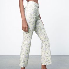 Brand New Just No Tag Zara Gingham Mini Flared High Wasted Pants Floral Design- Such Cute Print Has A Flared Look With Faux Pockets In The Front Size: Extra Small Zara White Dress, High Wasted Pants, White Dress Pants, High Waisted Dress Pants, Red Flare, Sweatpants Style, Green Trousers, Velvet Trousers, Dressy Pants