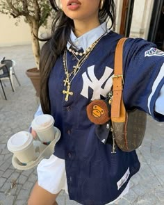 Baseball Jersey Outfit Streetwear, Baseball Jersey Outfit Aesthetic, Yankee Jersey Outfit Woman, Skirt Outfits Street Style, How To Style A Baseball Jersey, Baggy Jersey Outfit, Cute Jersey Outfits, Basketball Jersey Outfit Women, Style A Jersey