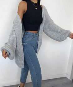 How To Wear Cardigan, Looks Adidas, Mom Jeans Outfit, Denim On Denim, Outfit Jeans, Mode Inspiration, Elie Saab