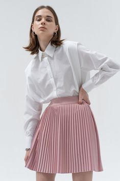 Channel the casual chic vibe with this cutie! Made from silk, this trendy dusty pink mini skirt is designed with coolest accordion pleats for movement and waistband for a signature touch. Pleated Skirt Pattern, White Outfits For Women, Accordion Skirt, Pink Pleated Skirt, White Linen Shirt, Pink Mini Skirt, Miniskirt Outfits, Casual Chic Outfit, Pink Skirt