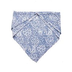 Il s'agit d'un bandana batik teint et estampillé à la main, fabriqué à la main par des artisans. Ce tissu est fabriqué à la main par des artisans de Java en utilisant une technique de batik de cire et de teinture vieille de plusieurs siècles.



 Ce tissu est fabriqué à partir d'un tissu en coton étroitement tissé qui semble plus substantiel que le tissu bandana fluide et plus fin.

 Ce bandana est fabriqué à partir de tissu de coton blanc qui est ensuite estampé et teint à la main selon une technique de cire et de teinture batik vieille de 700 ans. Le tissu batik est également ensuite cuit au soleil. Vous devez vous attendre à une certaine variation de couleur.

 Ce motif batik s’appelle Batu Pecah, ce qui signifie Pierre Brisée.

 Taille: 20x20"

 Fabriqué avec du tissu 100% coton

 Lav Summer Cotton Patterned Bandana, Traditional Cotton Bandana, Blue Cotton Bohemian Bandana, Motif Batik, Batik Pattern, Hair Cover, Batik Fabric, Blue Stone, Java