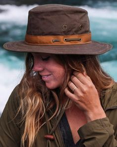 Adjustable Waterproof Sun Hat For Travel, Casual Waterproof Hats For Travel, Casual Waterproof Travel Hat, Waterproof Casual Travel Hats, Safari Style Brimmed Travel Hat, Safari Fedora With Curved Brim For Travel, Curved Brim Safari Fedora For Travel, Safari Style Fedora With Curved Brim For Travel, Adjustable Flat Brim Fedora For Outdoor Activities