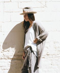 Love her casual comfortable style here. Looks like a good travel outfit to me. But like you could also grab lunch on the way to the airport looking chic Hobo Outfit, Tasya Van Ree, Black Pinterest, Shot Ideas, Estilo Hippy, Summer Street, Bohol, Spring Jewelry, Warm Outfits