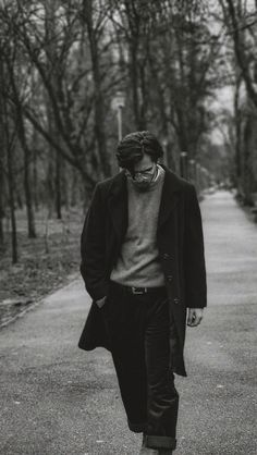 Mens Dark Acedamia Fashion, Poet Outfit Men, Dark Aesthetic Men Outfits, Dark Academia Photoshoot Men, Mysterious Men Aesthetic, Dark Acedemia Man, Male Poet Aesthetic, Vintage Man Aesthetic, Writer Outfits Aesthetic Men