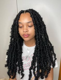 Butterfly Locs are the hot new style in these streets. I’ve literally been seeing them everywhere! I took to Youtube to curate this round up of vloggers with Butterfly Locs and the hair they used. Head to Un-Ruly.com for more inspo! #Butterflylocs #ProtectiveStyle #BlackGirlsLit #BlackGirlsRock #BraidLovers Crochet Braids