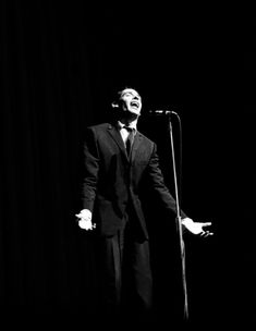 Jacques Brel au Olympia - 1965. Trending Photos, Extraordinary People, Famous Couples, Sean Connery, Photography Prints Art, Clint Eastwood, Foo Fighters, Urban Photography, Life Magazine