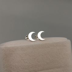 Elevate your celestial style with our crescent moon stud earrings. Handcrafted with sterling silver, these earrings exude a touch of mystical charm. The delicate crescent moon design adds a subtle yet enchanting accent to any outfit. Available in both sterling silver and gold plated options, these earrings offer versatility and timeless elegance. Embrace the allure of the night sky and adorn yourself with these celestial treasures. D E T A I L S * Listing is for one pair earrings(2pcs). * Cresce Celestial Style, Moon Stud Earrings, Crescent Earrings, Crescent Moon Earrings, Moon Studs, Moon Lovers, Gold Moon, Celestial Jewelry, Moon Jewelry