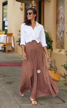 Brown Polka Dot Skirt Outfit, Maxi Skirt Ideas, Polka Dot Skirt Outfit, Dot Skirt Outfit, Polka Dot Maxi Skirt, Skirt Outfit Summer, Skirt Ideas, Outfit Inspiration Women, Maxi Skirt Outfits