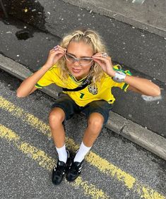 Brazil Jersey Outfit, Brazil Jersey, Tomboy Style Outfits, Streetwear Fashion Women, Kinds Of Clothes, Vintage Sunglasses, Tomboy Fashion