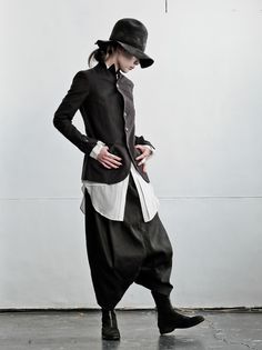 WOMEN DESIGNER :: NostraSantissima :: 15SS :: NostraSantissima リネンコットンジャケット BLACK Sarouel Pants, Futuristic Fashion, Styl Boho, 가을 패션, Yohji Yamamoto, Dark Fashion, Mode Vintage, Mode Inspiration, Looks Style