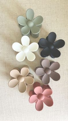 Cute Hairpins Aesthetic, Cute Hair Accessories Aesthetic Clips, Flower Claw Clip Aesthetic, Flower Hairclip Aesthetic, Pink Flower Hair Clip, Designer Hair Accessories, Hair Tie Accessories, Hair Accessories Collection, Pretty Jewelry Necklaces