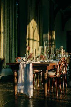 simplistic-wedding-dinner-table Gothic Elegance, Charming Wedding, Hudson River, Wedding Candles, Classic Wedding, First Dance