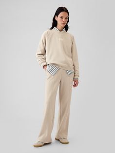 Vintage Soft Wide-Leg Sweatpants Creme Sweatpants Outfit, Wide Leg Sweats Outfit, Dressy Christmas Outfits, Outfit Ideas Holiday, Christmas Outfits Dressy, Washington Dc Fashion, Outfit Ideas Dressy, Matching Sweatsuit, Casual Holiday Outfits