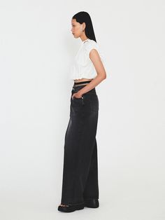 This is a modern and casual blouse by DIAGONAL that is made out of high quality and sturdy fabric. With unique design detail and trendy mood, you can style it for your clean and casual daily outfit.- Cropped length with shirring detail- Elastic cuffs and hem- Strap on the back neckline- Binding on the neckline Chic Cropped Blouse For Everyday, High Waist Cotton Tops For Fall, Chic High Waist Cotton Tops, Spring Workwear Tops With High Waist, Crop Blouse, Casual Blouse, Daily Outfits, Design Details, Unique Designs