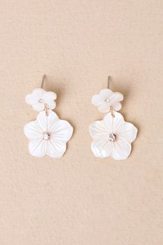 Flourishing Glow White Acetate Flower Earrings Maldives Wedding, Wedding Jewelery, Girls Clips, Greek Wedding, White Accessories, Art Deco Era, Accessories Jewelry Earrings, Small Flowers, Cute Earrings