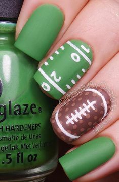 Nail Designs For August, Nail Art Vert, Super Bowl Nails, Football Nail Designs, Football Nail Art, Nails Manicures, Frozen Nails, Sports Nails, Football Moms