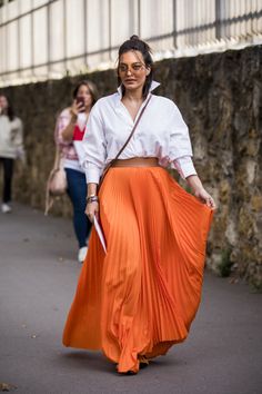 Pleated Orange Skirt Outfit, Orange Skirt Outfit Ideas, Pleated Skirt Outfit Ideas, Flare Skirt Outfit, Linen Skirt Outfit, Pleated Skirt Outfits, Plated Skirt