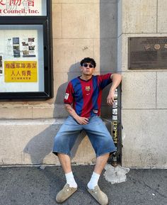 Retro Football Jersey Outfit, Retro Jersey Outfit Men, Red Shirt Outfit Men Streetwear, Blokecore Outfits Men, Barcelona Jersey Outfit, Vintage Football Jersey Outfit, Football Kit Outfit, Football Jersey Outfit Mens, Jersey Styling