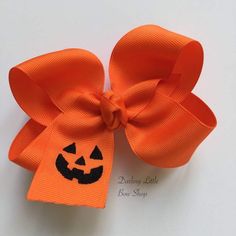 Orange hairbow with an embroidered jackolantern face. These bows are completely handmade in shop in Tennessee, with DLBS exceptional quality. 4-5" bow is made with 1.5" ribbon 6" bow is made with 2.25" ribbon Jackolantern Face, Girl Bows Diy, Bow Pumpkin, Fall Hair Bow, Girls Hair Bows Diy, Jojo Bows, Halloween Hair Bows, Jack O Lantern Faces