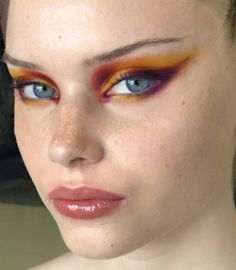 Three Color Eyeshadow Look, Eyeliner Idea, Artsy Makeup, Makeup Hacks Videos, New Makeup Ideas, Magical Makeup, Color Eyeshadow, Edgy Makeup, Crazy Makeup