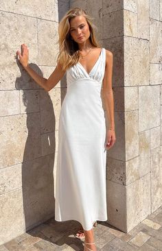 * White Linen Maxi Dress   *     * HOW TO STYLE:    * Meet your newest summer () wardrobe staple! This maxi dress () is perfect for everyday wear when paired with sandals but looks just as good for events with a pair of heels ()! It's a timeless style you're guaranteed to love!   *     * FEATURES:    * V Neckline   * Fully lined   * Linen blend mid-weight material   * Invisible side zip   * Adjustable tie in back to cinch waist   * Maxi length Casual Date Dress, White Mid Length Dress, Mid White Dress, White Midi Dresses, Linen Summer Dresses, Linen White Dress, Long White Dress Outfit, Maxi White Dress, Linen Summer Dress