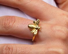 Bumble Bee ring 18k gold plated / 925 sterling silver. Increase your ring collection with this stackable ring with a bee at the center made of 18 carat gold plated 925 sterling silver. Wear it alone or in combination with other rings. Details: * 18 carat gold plated 925 sterling silver. * Also available in 925 sterling silver. * Nickel free. Bee Sculpture, Bumble Bee Ring, Honey Bee Decor, Bee Ring, Dainty Gold Rings, Bee Jewelry, Gold Bee, Bee Necklace, Jewelry Lookbook