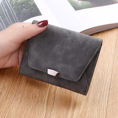 Womne Wallet Vintage Simple Short Flod Card Coin Purse Fashion Student Solid Color Pu Leather Mini Wallets Сумка Женская [23y 6m 13d] Black School Bags, Fashion Student, Women Backpack Travel, Wallet Vintage, Pad Bag, Comfortable Slippers, Makeup Bag Organization, Purse Fashion, Party Purse