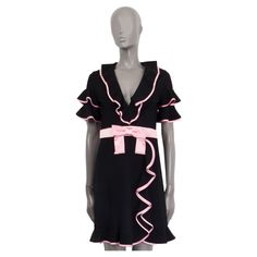 100% authentic Gucci short sleeve bow detail babydoll dress in black and bubblegum pink polyamide (92%) and elastane (8%) with a deep v-neck. Closes on the back with a zipper. Unlined. Has been worn and is in excellent condition. Measurements Tag Size M Size M Shoulder Width 38cm (14.8in) Bust 80cm (31.2in) to 82cm (32in) Waist From 72cm (28.1in) Hips 86cm (33.5in) to 88cm (34.3in) Length 94cm (36.7in) Side Seam Length 70cm (27.3in) Sleeve Length 23cm (9in) All our listings include only the list Designer Gucci Mini Dress, Pink Gucci Dress, Gucci Pink Spring Dress, Luxury Gucci Ruffled Dress, Gucci Luxury Mini-length Dress, Top In Pizzo, Gucci Dress, Valentino Couture, Gucci Black