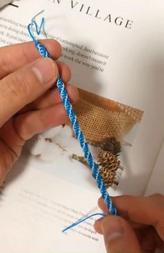 Quick Bracelets To Make, Diy Bracelet With Embroidery Thread, Wax Cord Bracelet Ideas, Braslet Tutorial, East Bracelet Pattern, Friendship Bracelet Beginner, Bracelet Patterns How To, Woolen Bracelets, Twisted Friendship Bracelet