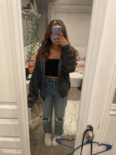 Ripped jeans 
Outfit ideas 
Hoodie 
Curled hair 
Pearl necklace Downtown Outfits, Trendy Outfits For Teens, Girl Lifestyle, Casual School Outfits, Causual Outfits, Foto Ideas Instagram, Cute Comfy Outfits