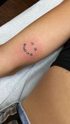 It Is What It Is Smiley Tattoo #tattooideas #smalltattoos #tattooideasfemale Tato Minimal, Inspiration Tattoos, Dope Tattoos For Women, Cute Tattoos For Women, Henna Tattoos