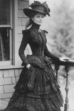 Beautiful victorian outfit for your inspiration. 1800s Witch Costume, Dresses Through History, 1800 Gothic Fashion, Gothic Victorian Costume, Victorian Photography Aesthetic, 1800 Fashion Women, Gothic Outfits Women, Victorian Clothes Women, 1800s Fashion Women