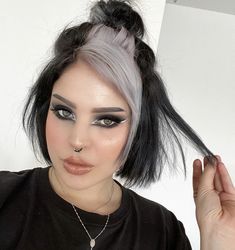 Split Hair Color Ideas Short, Short Hair Blonde And Black, Black And Grey Split Dye, Black And White Bob Hair, Undercut Shaggy Hair, Skunk Bangs Hair, Skunk Hair Dye Short Hair, Short Hair Split Dye, Skunk Hair Short