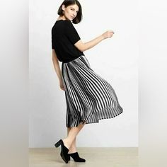 Nwt. Create A Chic Look In This Ombre Pleated Skirt That Is Perfect For You! Elastic Waist Side Zip Closure. Ombre Detailing. Allover Pleating 100% Recycled Polyester. Hand Wash Cold. Fit: This Style Fits True To Size. Black Knee-length Skirt For Day Out, Black Pleated Skirt With Relaxed Fit For Day Out, Spring Black Pleated Skirt For Day Out, Black Pleated Skirt For Spring Day Out, Black Midi Skirt For Day Out, Black Pleated Flowy Skirt For Day Out, Black Flowy Pleated Skirt For Day Out, Flowy Black Pleated Skirt For Day Out, Chic Black And White Skirt For Spring